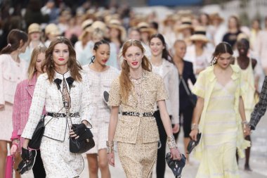 Paris, Fransa - Ekim 02: Modelleri pist finale Chanel gösterisi sırasında Paris moda hafta kadın giyim ilkbahar/yaz 2019 bir parçası olarak 2 Ekim 2018 Paris, Fransa'da walk on. 