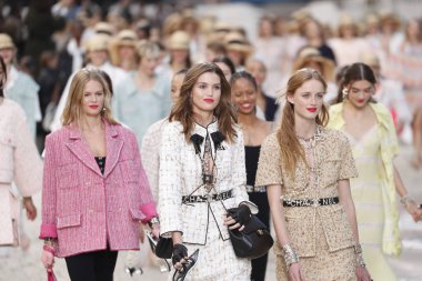 Paris, Fransa - Ekim 02: Modelleri pist finale Chanel gösterisi sırasında Paris moda hafta kadın giyim ilkbahar/yaz 2019 bir parçası olarak 2 Ekim 2018 Paris, Fransa'da walk on. 