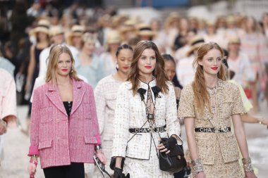 Paris, Fransa - Ekim 02: Modelleri pist finale Chanel gösterisi sırasında Paris moda hafta kadın giyim ilkbahar/yaz 2019 bir parçası olarak 2 Ekim 2018 Paris, Fransa'da walk on. 