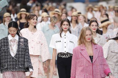 Paris, Fransa - Ekim 02: Modelleri pist finale Chanel gösterisi sırasında Paris moda hafta kadın giyim ilkbahar/yaz 2019 bir parçası olarak 2 Ekim 2018 Paris, Fransa'da walk on. 