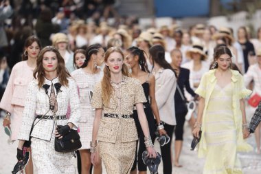 Paris, Fransa - Ekim 02: Modelleri pist finale Chanel gösterisi sırasında Paris moda hafta kadın giyim ilkbahar/yaz 2019 bir parçası olarak 2 Ekim 2018 Paris, Fransa'da walk on. 