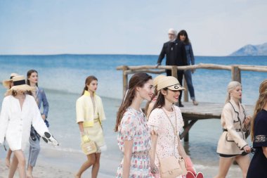 Paris, Fransa - Ekim 02: Modelleri pist finale Chanel gösterisi sırasında Paris moda hafta kadın giyim ilkbahar/yaz 2019 bir parçası olarak 2 Ekim 2018 Paris, Fransa'da walk on. 