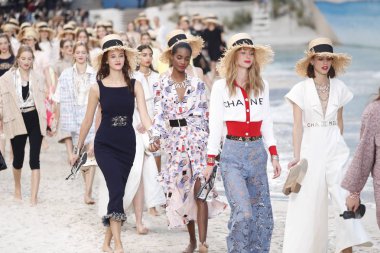 Paris, Fransa - Ekim 02: Modelleri pist finale Chanel gösterisi sırasında Paris moda hafta kadın giyim ilkbahar/yaz 2019 bir parçası olarak 2 Ekim 2018 Paris, Fransa'da walk on. 