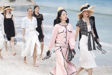 Paris, Fransa - Ekim 02: Modelleri pist finale Chanel gösterisi sırasında Paris moda hafta kadın giyim ilkbahar/yaz 2019 bir parçası olarak 2 Ekim 2018 Paris, Fransa'da walk on. 