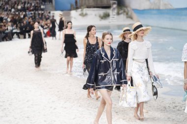Paris, Fransa - Ekim 02: Modelleri pist finale Chanel gösterisi sırasında Paris moda hafta kadın giyim ilkbahar/yaz 2019 bir parçası olarak 2 Ekim 2018 Paris, Fransa'da walk on. 