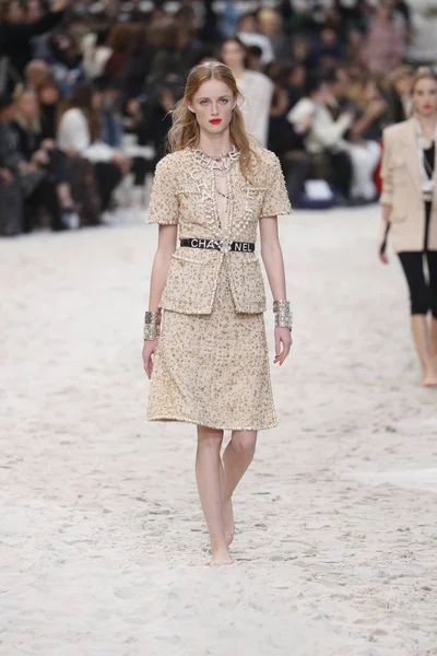 Paris Frankrijk Oktober Een Model Loopt Baan Tijdens Chanel Show — Stockfoto