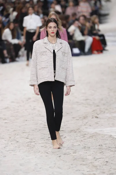 Paris Frankrijk Oktober Een Model Loopt Baan Tijdens Chanel Show — Stockfoto