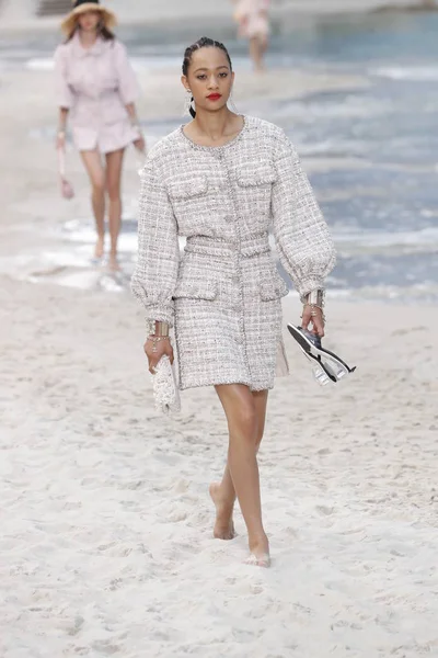 Paris França Outubro Modelo Caminha Pista Durante Desfile Chanel Como — Fotografia de Stock