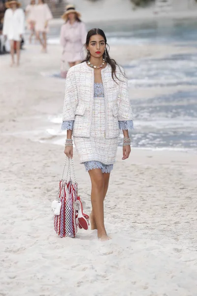 Paris França Outubro Modelo Caminha Pista Durante Desfile Chanel Como — Fotografia de Stock