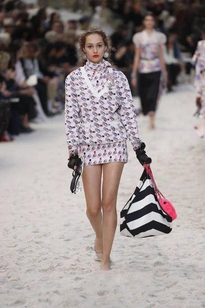 Paris França Outubro Modelo Caminha Pista Durante Desfile Chanel Como — Fotografia de Stock