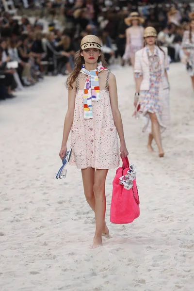 Paris França Outubro Modelo Caminha Pista Durante Desfile Chanel Como — Fotografia de Stock