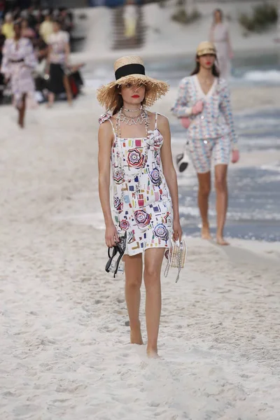 Paris França Outubro Modelo Caminha Pista Durante Desfile Chanel Como — Fotografia de Stock