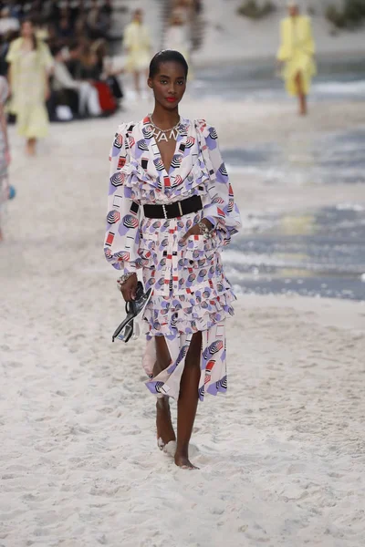 Paris França Outubro Modelo Caminha Pista Durante Desfile Chanel Como — Fotografia de Stock