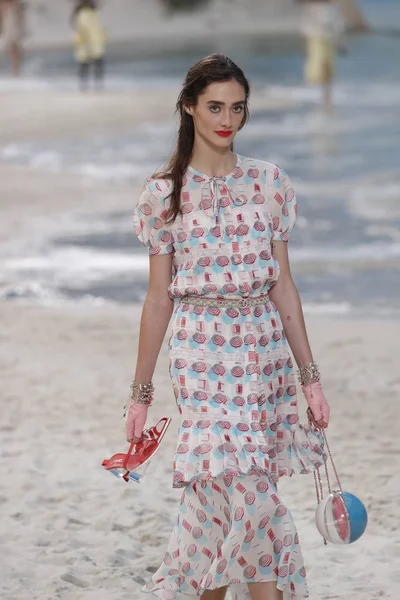 Paris França Outubro Modelo Caminha Pista Durante Desfile Chanel Como — Fotografia de Stock