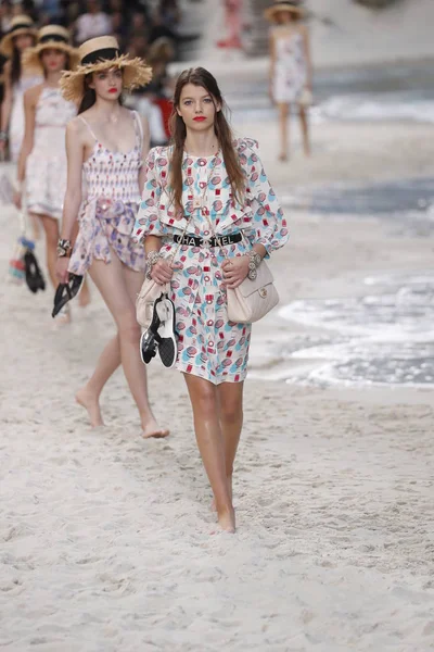 Paris França Outubro Modelo Caminha Pista Durante Desfile Chanel Como — Fotografia de Stock