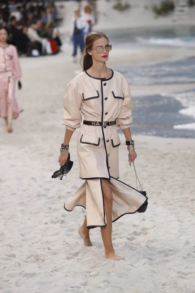 Paris França Outubro Modelo Caminha Pista Durante Desfile Chanel Como — Fotografia de Stock