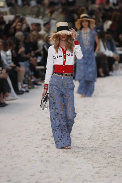 Paris França Outubro Modelo Caminha Pista Durante Desfile Chanel Como — Fotografia de Stock