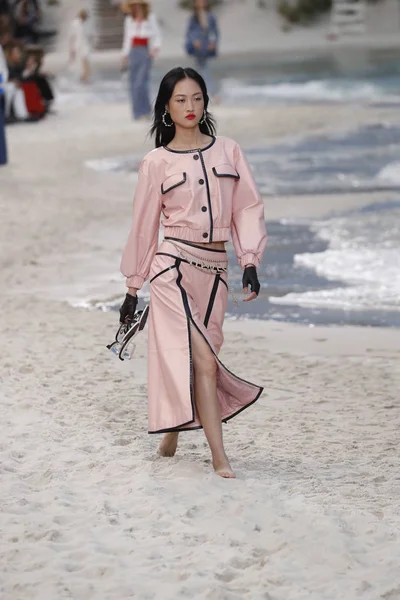 Paris França Outubro Modelo Caminha Pista Durante Desfile Chanel Como — Fotografia de Stock