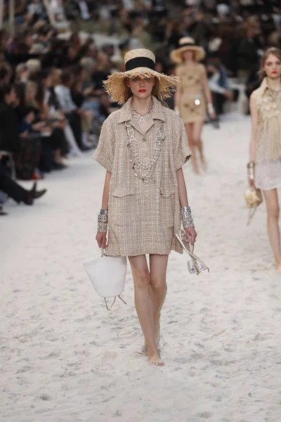 Paris Frankrijk Oktober Een Model Loopt Baan Tijdens Chanel Show — Stockfoto