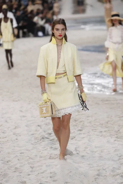 Paris França Outubro Modelo Caminha Pista Durante Desfile Chanel Como — Fotografia de Stock