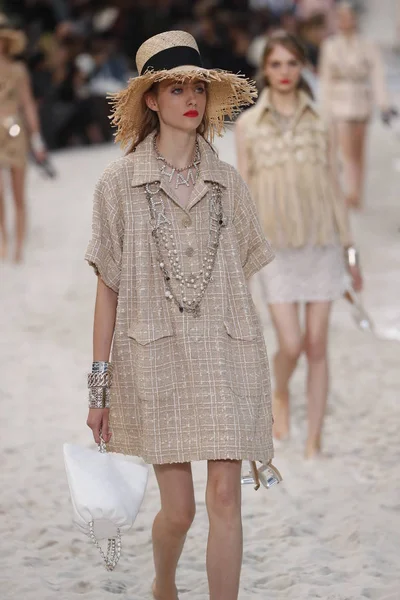 Paris Frankrijk Oktober Een Model Loopt Baan Tijdens Chanel Show — Stockfoto