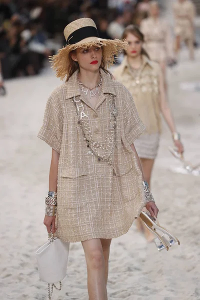 Paris França Outubro Modelo Caminha Pista Durante Desfile Chanel Como — Fotografia de Stock