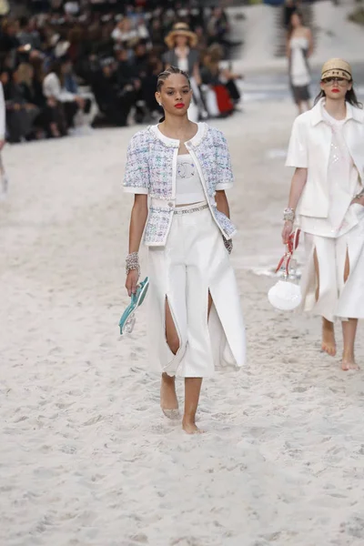 Paris França Outubro Modelo Caminha Pista Durante Desfile Chanel Como — Fotografia de Stock