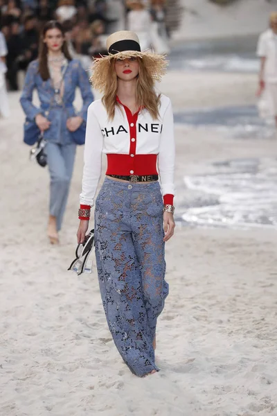 Paris Frankrijk Oktober Een Model Loopt Baan Tijdens Chanel Show — Stockfoto