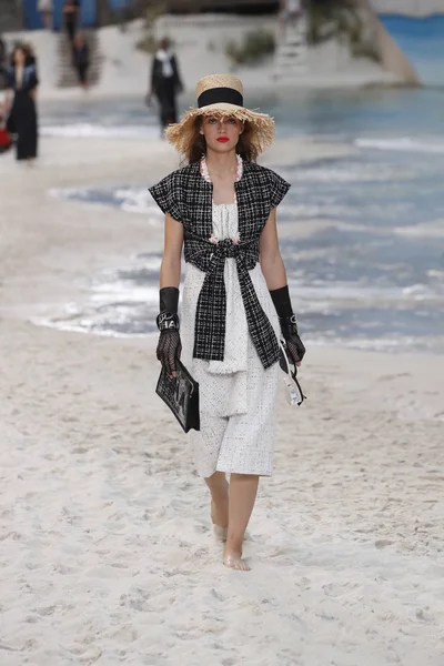 Paris France October Model Walks Runway Chanel Show Part Paris — Stock Photo, Image