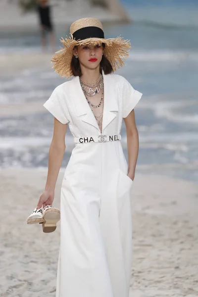 Paris Frankrijk Oktober Een Model Loopt Baan Tijdens Chanel Show — Stockfoto