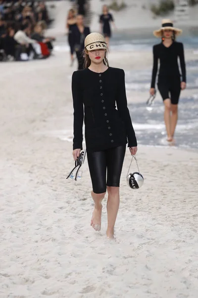 Paris França Outubro Modelo Caminha Pista Durante Desfile Chanel Como — Fotografia de Stock