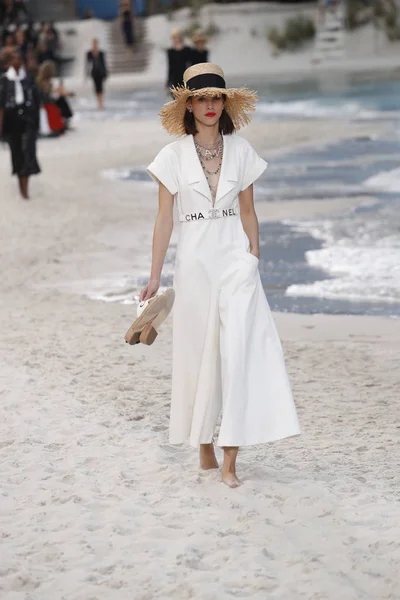 Paris França Outubro Modelo Caminha Pista Durante Desfile Chanel Como — Fotografia de Stock