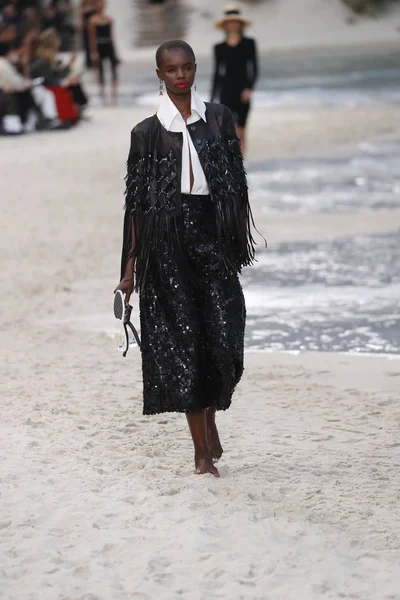 Paris França Outubro Modelo Caminha Pista Durante Desfile Chanel Como — Fotografia de Stock