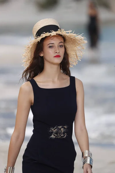 Paris França Outubro Modelo Caminha Pista Durante Desfile Chanel Como — Fotografia de Stock