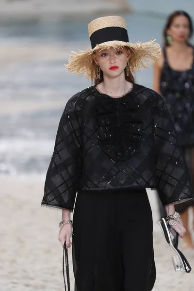 Paris Frankrijk Oktober Een Model Loopt Baan Tijdens Chanel Show — Stockfoto