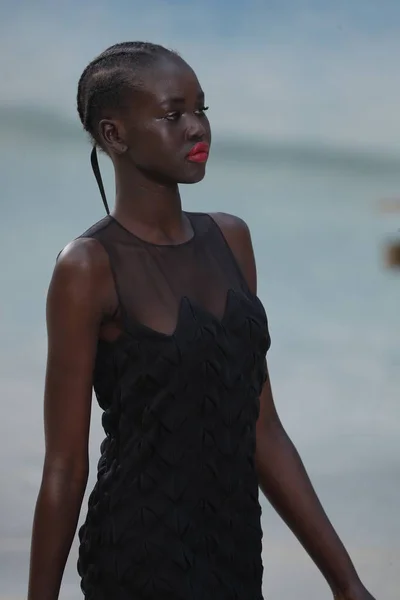 París Francia Octubre Una Modelo Camina Por Pasarela Durante Desfile — Foto de Stock