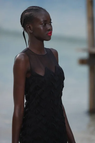 París Francia Octubre Una Modelo Camina Por Pasarela Durante Desfile —  Fotos de Stock