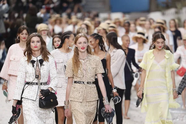 París Francia Octubre Las Modelos Caminan Por Final Pasarela Durante — Foto de Stock