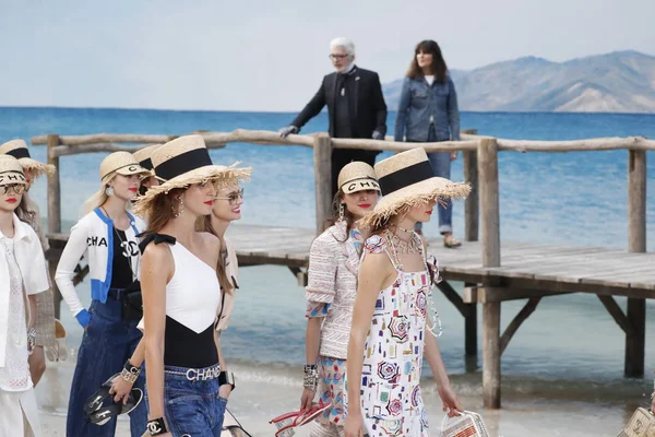 Paris França Outubro Modelos Caminham Final Pista Durante Desfile Chanel — Fotografia de Stock