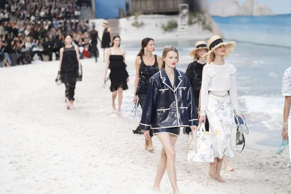 Paris Frankrijk Oktober Modellen Lopen Start Landingsbaan Finale Tijdens Chanel — Stockfoto