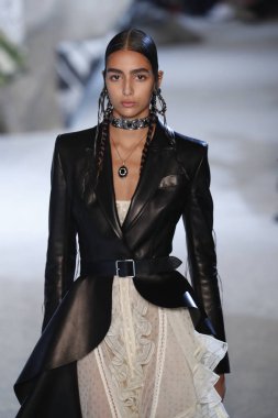 Paris, Fransa - Ekim 01: Manken pist Alexander Mcqueen Paris gösterisi sırasında Paris moda hafta kadın giyim ilkbahar/yaz 2019 bir parçası olarak 1 Ekim 2018 Paris, Fransa'da yürür.