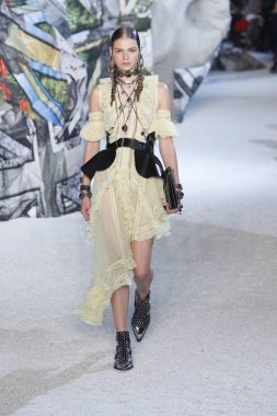 Paris, Fransa - Ekim 01: Manken pist Alexander Mcqueen Paris gösterisi sırasında Paris moda hafta kadın giyim ilkbahar/yaz 2019 bir parçası olarak 1 Ekim 2018 Paris, Fransa'da yürür.