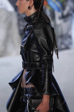 Paris, Fransa - Ekim 01: Manken pist Alexander Mcqueen Paris gösterisi sırasında Paris moda hafta kadın giyim ilkbahar/yaz 2019 bir parçası olarak 1 Ekim 2018 Paris, Fransa'da yürür.