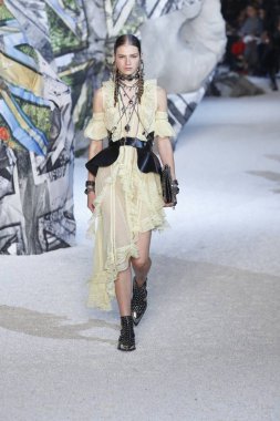 Paris, Fransa - Ekim 01: Manken pist Alexander Mcqueen Paris gösterisi sırasında Paris moda hafta kadın giyim ilkbahar/yaz 2019 bir parçası olarak 1 Ekim 2018 Paris, Fransa'da yürür.