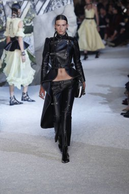 Paris, Fransa - Ekim 01: Manken pist Alexander Mcqueen Paris gösterisi sırasında Paris moda hafta kadın giyim ilkbahar/yaz 2019 bir parçası olarak 1 Ekim 2018 Paris, Fransa'da yürür.