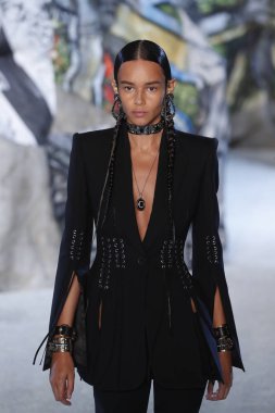 Paris, Fransa - Ekim 01: Manken pist Alexander Mcqueen Paris gösterisi sırasında Paris moda hafta kadın giyim ilkbahar/yaz 2019 bir parçası olarak 1 Ekim 2018 Paris, Fransa'da yürür.