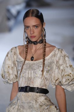 Paris, Fransa - Ekim 01: Manken pist Alexander Mcqueen Paris gösterisi sırasında Paris moda hafta kadın giyim ilkbahar/yaz 2019 bir parçası olarak 1 Ekim 2018 Paris, Fransa'da yürür.