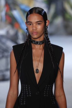 Paris, Fransa - Ekim 01: Manken pist Alexander Mcqueen Paris gösterisi sırasında Paris moda hafta kadın giyim ilkbahar/yaz 2019 bir parçası olarak 1 Ekim 2018 Paris, Fransa'da yürür.