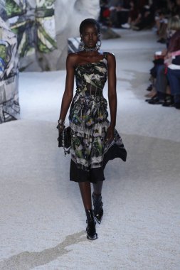 Paris, Fransa - Ekim 01: Manken pist Alexander Mcqueen Paris gösterisi sırasında Paris moda hafta kadın giyim ilkbahar/yaz 2019 bir parçası olarak 1 Ekim 2018 Paris, Fransa'da yürür.