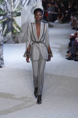 Paris, Fransa - Ekim 01: Manken pist Alexander Mcqueen Paris gösterisi sırasında Paris moda hafta kadın giyim ilkbahar/yaz 2019 bir parçası olarak 1 Ekim 2018 Paris, Fransa'da yürür.